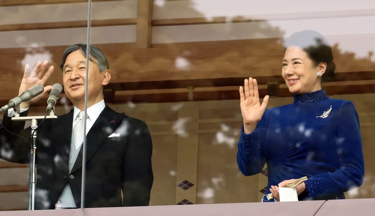 Kaisar Jepang Naruhito (kiri) bersama Permaisuri Masako melambaikan tangan kepada para hadirin dari balkon Istana Kekaisaran di Tokyo pada tanggal 23 Februari 2024. (YOSHIKAZU TSUNO/POOL/AFP)