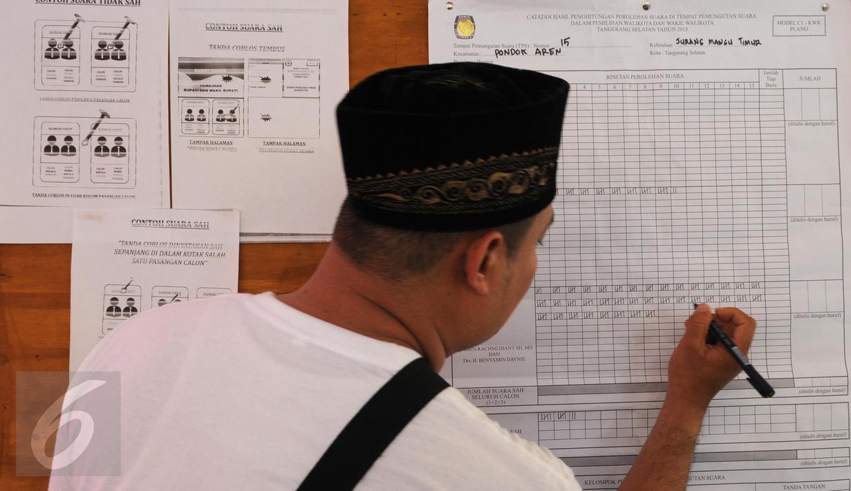 Panitia TPS 015 Jurangmangu Timur saat melakukan penghitungan di Tangerang Selatan, Banten, (9/12). Calon Walikota Tangerang Selatan, Airin Rachmi Diany Mendominasi suara dengan jumlah 212. (Liputan6.com/Helmi Afandi)