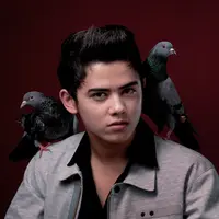 Aliando Syarief sempat kaget saat ditawari konsep foto bersama burung merpati. Setelah berpikir sejenak ia pun setuju. (M.Akrom Sukarya/Bintang.com/Wardrobe ARL)