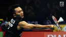 Pebulutangkis Indonesia, Ihsan Maulana Mustofa berusaha mengembalikan kok ke arah pemain Hongkong, Wei Nan di kualifikasi Indonesia Open 2017 di Jakarta Convention Centre, Senin (12/6). Ihsan kalah 21-15, 18-21. 13-21. (Liputan6.com/Helmi Fithriansyah)