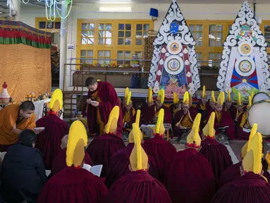 Biksu Buddha Tibet di pengasingan dengan topi upacara kuning berpartisipasi dalam sesi doa pagi untuk menyambut Tahun Kelinci Air di Dharamshala, India, Selasa (21/2/2023). Losar tahun ini jatuh pada tanggal 21 Februari 2023. Menurut penanggalan Tibet, ini adalah awal tahun Kelinci Air 2150. (AP Photo/Ashwini Bhatia)