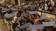 Para fans BTOB saat mengantri untuk menyaksikan konser BTOB  di Jakarta, Jumat (21/09). Boy Band Korea Selatan tersebut menghibur para fans yang berada di Indonesia.(Liputan6.com/ Herman Zakharia)