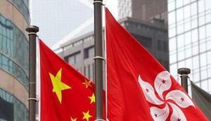Bendera Hong Kong dan China berkibar berdampingan (AFP)