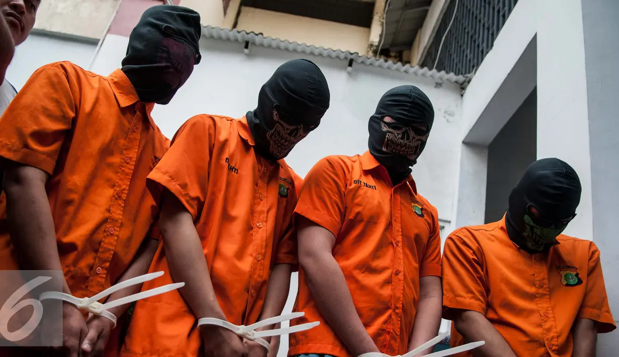 Empat tersangka pengedar tembakau gorila dihadirkan saat ungkap kasus narkotika di Ditresnarkoba Polda Metro Jaya, Jakarta, Jumat (3/2). Selain itu juga berhasil mengamankan barang bukti sebanyak 4.349 gram tembakau gorila. (Liputan6.com/Gempur M. Surya)