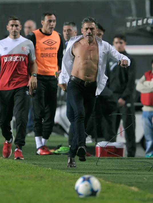 Aksi Pelatih Estudiantes, Nelson Vivas saat pertandingan melawan Boca Juniors di stadion Ciudad de La Plata, Argentina (6/5). Nelson Vivas  merupakan mantan bek Argentina dan pernah berseragam Arsenal dan Inter Milan. (AFP Photo/Alejandro Pagni)