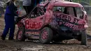 Pembalap yang keluar sebagai juara mendapat ucapan selamat dari rekan-rekannya saat memenangkan kompetisi saling menghancurkan mobil 'Demolition Derby' wanita pertama di Ta 'Qali, Malta, 10 Maret 2019. (REUTERS/Darrin Zammit Lupi)