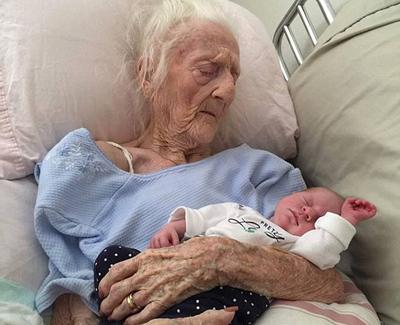 Nenek Rosa dan cicit perempuan tercinta, seminggu sebelum Nenek Rosa wafat yang menyentuh hati jutaan keluarga. | Foto: copyright dailymail.co.uk