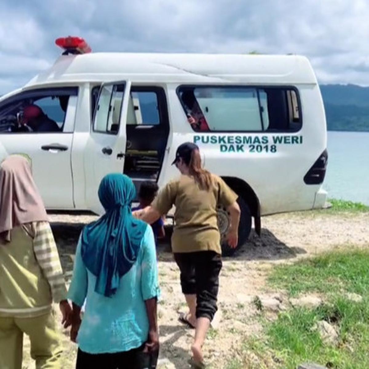 Viral Momen Dokter Setir Mobil Ambulan untuk Jemput Dua Pasiennya yang Hamil, Aksinya Banjir Pujian Warganet