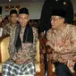 Rois Am PBNU KH Ahmad Sahal Mahfudz (tengah) berbicang dengan Ketua Umum KH Said Aqil Siradj (kanan) dan Ketua PBNU Saifullah Yusuf saat acara perkenalan pengurus baru PBNU di Jakarta.(Antara)