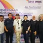 Direktur ATVI, Dr. Melitina Tecoalu, S.E.,M.M, ketiga dari kanan, bersama para dosen dan mahasiswa ATVI saat berada di booth ATVI di acara Career Day MGBK di Balai Samudra Jakarta, Kamis (25/01/2024). Dok: ATVI