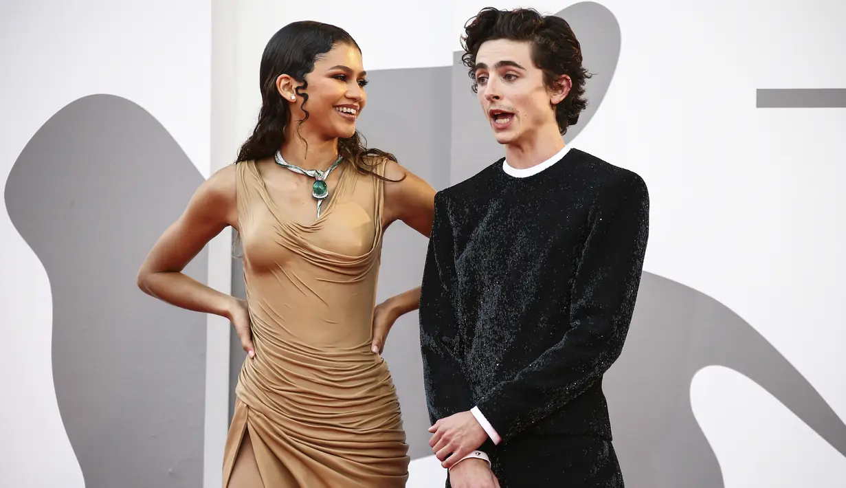 Zendaya (kiri) dan Timothee Chalamet berpose di depan para fotografer setibanya untuk pemutaran film "Dune" selama Venice Film Festival ke-78 di Venesia, Italia, Jumat (3/9/2021). (Photo by Joel C Ryan/Invision/AP)