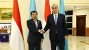 Wakil Presiden (Wapres) Jusuf Kalla dan Ketua Senat Kazakhstan Kassym-Jomart Tokayev berjabat tangan seusai kunjungan kehormatan di Astana, Kazakhstan, Senin (11/9). Keduanya saling bertukar ide tentang sistem pemerintahan (Tim Media Wapres/Syamsu Millah)