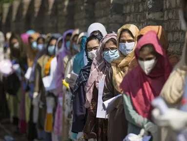 Para pelajar berbaris di luar lokasi ujian kelayakan yang digelar untuk menyeleksi peserta program sarjana medis di Srinagar, ibu kota musim panas Kashmir yang dikuasai India, pada 13 September 2020. (Xinhua/Javed Dar)