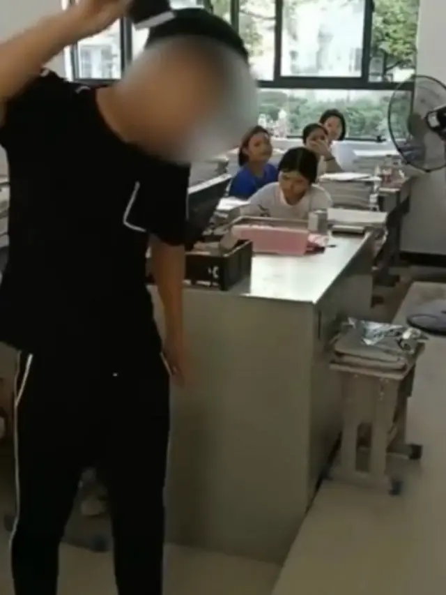 Ketahuan Main di Kelas, Pelajar Ini Disuruh Banting Ponsel
