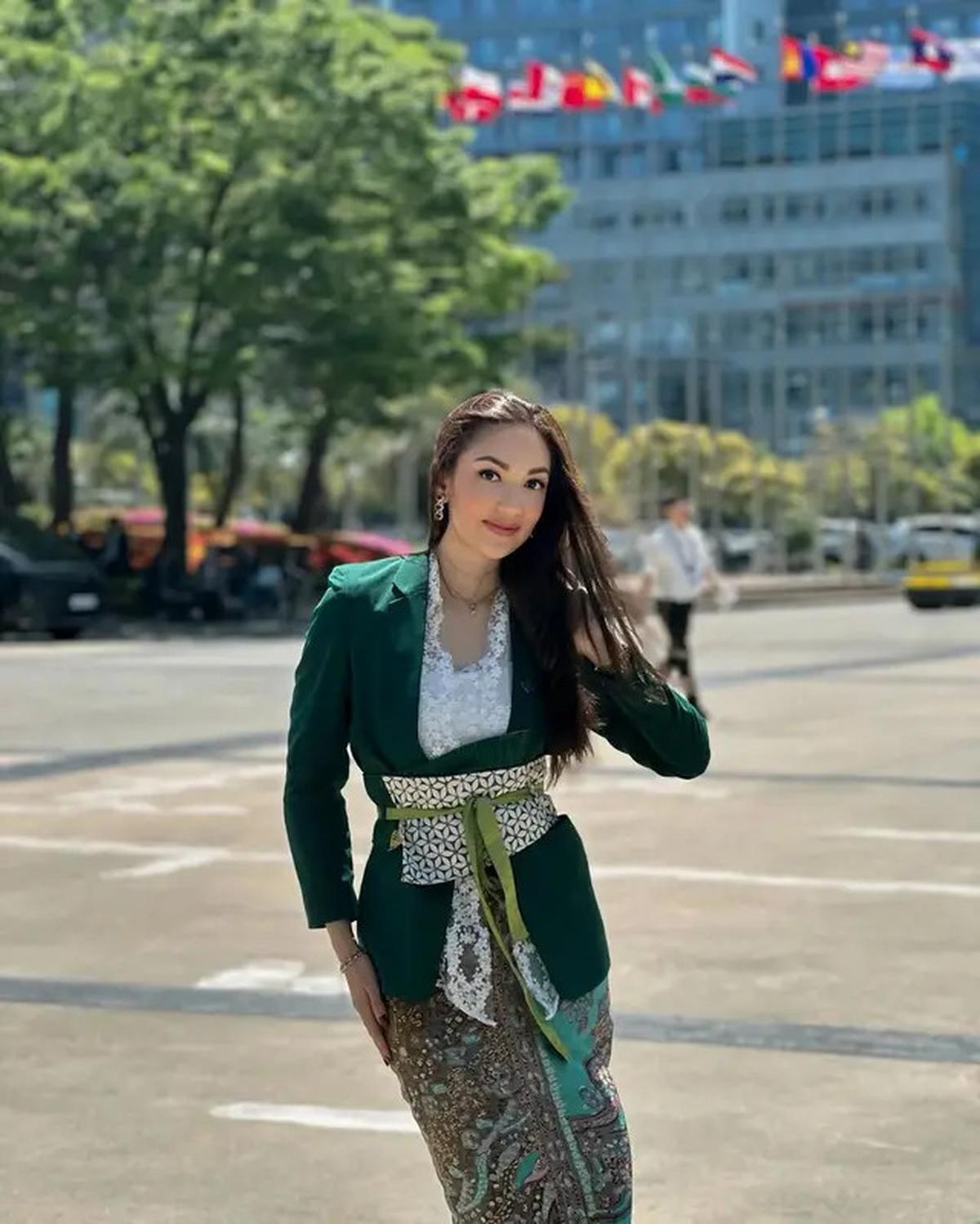 6 Gaya Ghina Raihanah saat Pakai Kebaya, Elegan Memesona
