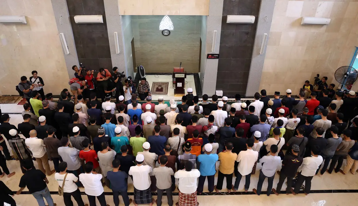 Sebelum di makamkan, Jupe terlebih dulu di salatkan di Masjid Al Ikhlas. Masjid di areal komplek Jupe selama ini menetap, di pemukiman Raffles Hills, Cibubur, Jakarta Timur. (Nurwahyunan/Bintang.com)