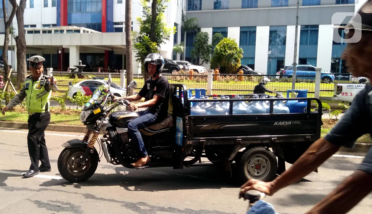 Polisi memberhentikan kendaraan roda tiga saat razia di kawasan BSD, Tangerang Selatan, Banten, Kamis (23/1/2020). Polres Tangerang Selatan menggelar razia untuk meningkatkan tertib berlalu lintas, disiplin kendaraan, dan mempersempit gerak pelaku kejahatan jalanan. (merdeka.com/Arie Basuki)