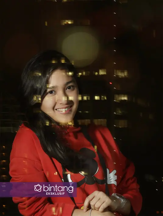 Sebagai gadis tomboy, ia mengaku pernah melakukan hal terkonyol saat masih kecil. "manjat tembok termasuk nggak sih? Hehehe dulu waktu kecil pernah manjat-manjat tembok tetangga." ujarnya. (Bambang E. Ros/Bintang.com)