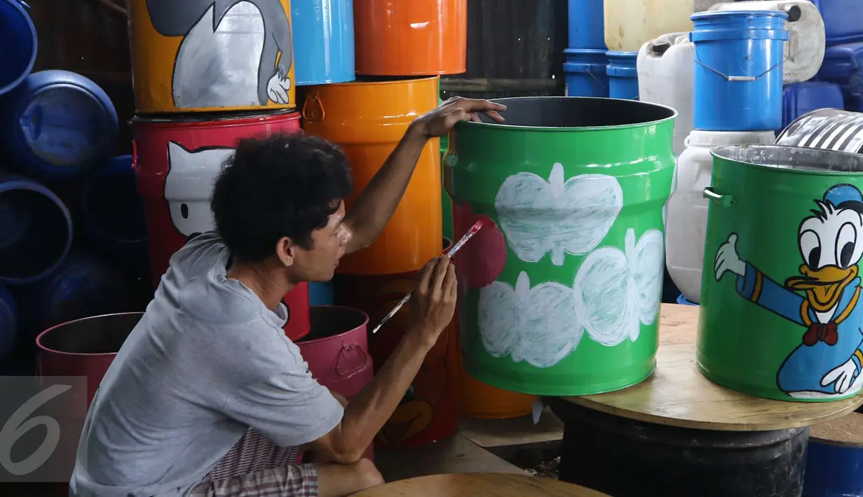 Seorang pengrajin melukis tong sampah bekas limbah di kawasan serpong, Tangerang Selatan, Senin (20/3). Biasanya penjual menerima pesanan dari sekolah taman kanak-kanak dan umum. (Liputan6.com/Helmi Afandi)