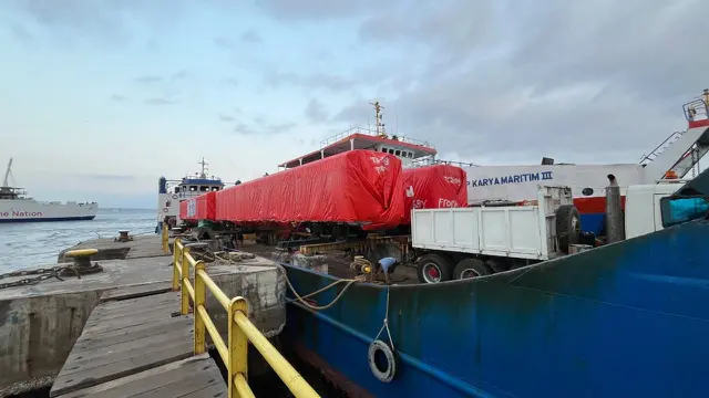 Delapan unit KRL produksi INKA dikirim ke Stasiun Kalimas, Surabaya. (Dok KAI Logistik)