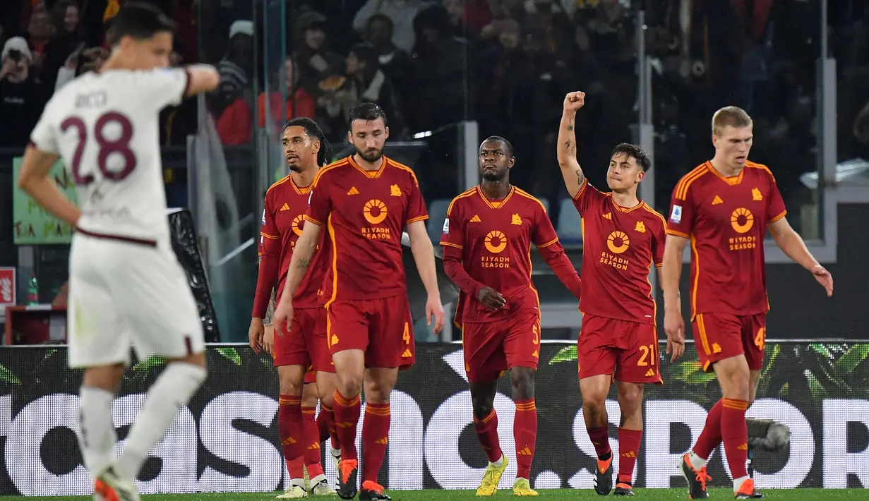 Penyerang Roma, Paulo Dybala (kedua kanan) melakukan selebrasi setelah mencetak gol penalti saat pertandingan sepak bola Serie A Italia melawan Torino di Stadion Olimpico, Roma, pada 26 Februari 2024. (Tiziana FABI/AFP)
