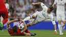 Duel bintang Real Madrid, Cristiano Ronaldo saat berebut bola dengan pemain Bayern, Xabi Alonso pada leg kedua perempatfinal Liga Champions di Santiago Bernabeu stadium, Madrid, (18/4/2017). Ronaldo cetak tiga gol. (AP/Francisco Seco)