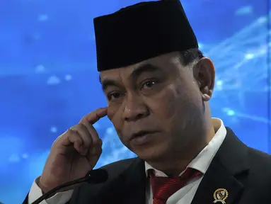 Menteri Komunikasi dan Informatika (Menkominfo) baru,  Budi Arie Setiadi memberi keterangan pers usai serah terima jabatan di Kementerian Kominfo, Jakarta Pusat, Senin (17/7/2023). (merdeka.com/Imam Buhori)