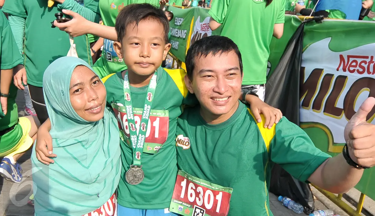 Salah satu peserta yang berhasil menjadi juara di Milo Champ Squad Run di area Rasuna Said, Jakarta, Minggu (24/7). Kategori Champ Squad Run merupakan lomba lari keluarga yang diikuti oleh anak didampingi orang tua. (Liputan6.com/Yoppy Renato)