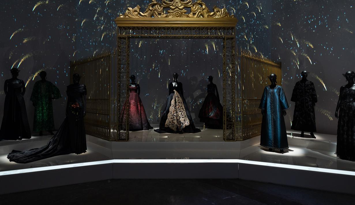 Museum Qatar menjadi tempat diselenggarakannya Christian Dior: Designer of Dreams in Doha yang berlangsung hingga 31 Maret 2022. Menjadikannya pameran pertama yang menawarkan ambisi di Timur Tengah (Christian Dior)