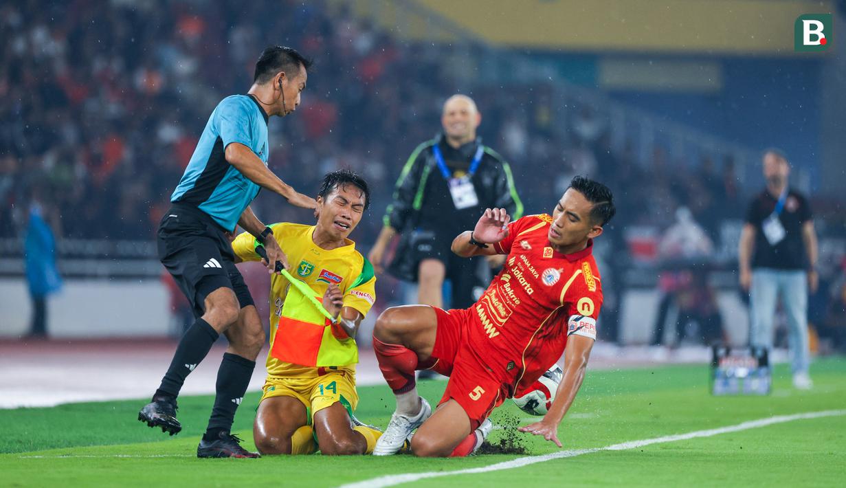 Pemain Persija Jakarta, Rizky Ridho, berebut bola dengan Persebaya Surabaya, Riyan Ardiansyah, pada laga pekan ke-27 BRI Super League di Stadion Utama Gelora Bung Karno, Jakarta, Sabtu (11/4/2026). (Bola.com/Bagaskara Lazuardi)