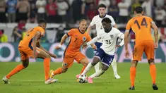 Manajer Timnas Inggris, Gareth Southgate memberikan pujian besar kepada Kobbie Mainoo. Pemain MU ini tampil tenang dan percaya diri mengawal lini tengah Three Lions. (AP Photo/Martin Meissner)