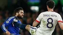 Gelandang Chelsea, Cesc Fabregas (kiri) saat dilanggar oleh Gelandang PSG, Thiago Motta pada leg kedua liga Champions di Stamford Bridge, London, Inggris (10/3). PSG menang atas Chelsea dengan skor 2-1. (Reuters/Eddie Keogh)