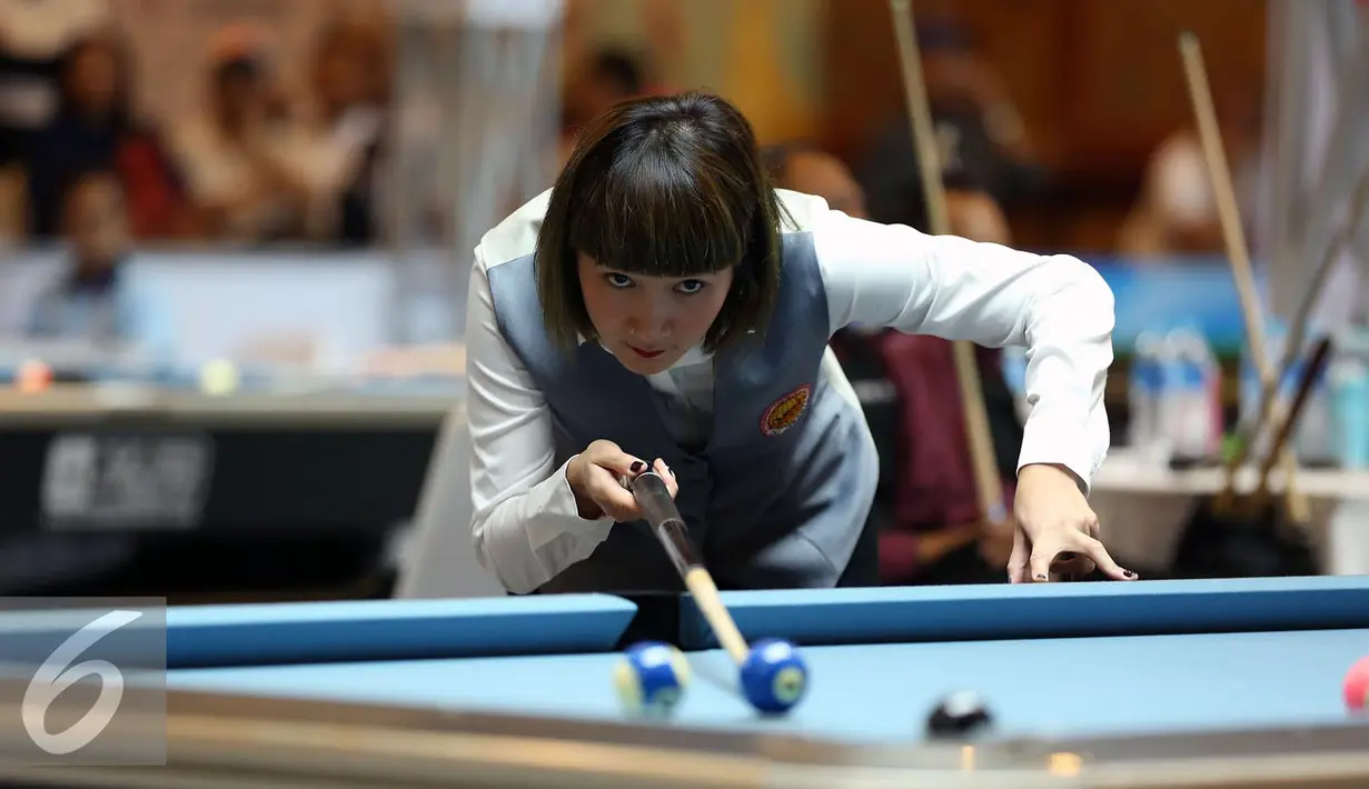 Pebiliar putri DKI Jakarta, Angeline M Ticoalu saat laga penyisihan 10 ball PON XIX Jabar di Graha Manggala Siliwangi, Bandung, Kamis (22/9/2016). Angeline M Ticoalu melaju usai mengalahkan pebiliar Papua, Ari Sarah Wati. (Liputan6.com/Helmi Fithriansyah)