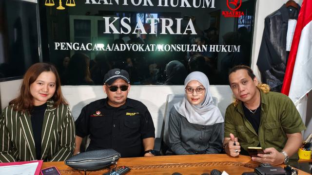 Mantan karyawan Ashanty (memakai jilbab) dan tim kuasa hukum. (M Altaf Jauhar/ Liputan6.com)