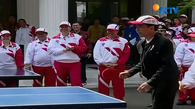 Dengan percaya diri, Presiden Jokowi melayangkan smash melawan atlet senior tenis meja Yopie Warsono. 