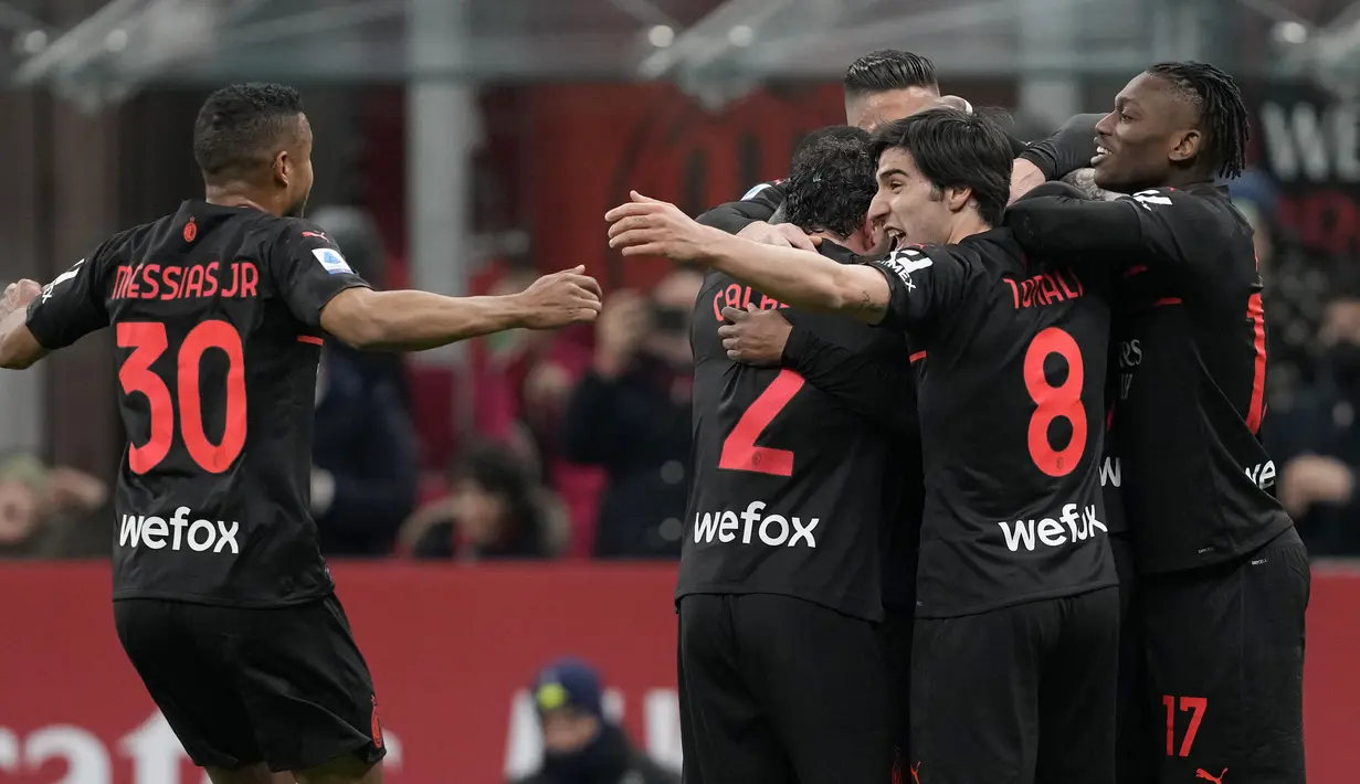 Para pemain AC Milan berselebrasi setelah rekan setimnya Pierre Kalulu mencetak gol pembuka ke gawang Empoli pada pekan ke-29 Liga Italia di Stadion San Siro, Minggu (13/3/2022) dini hari WIB.  AC Milan menang tipis 1-0 atas tamunya, Empoli. (AP Photo/Antonio Calanni)