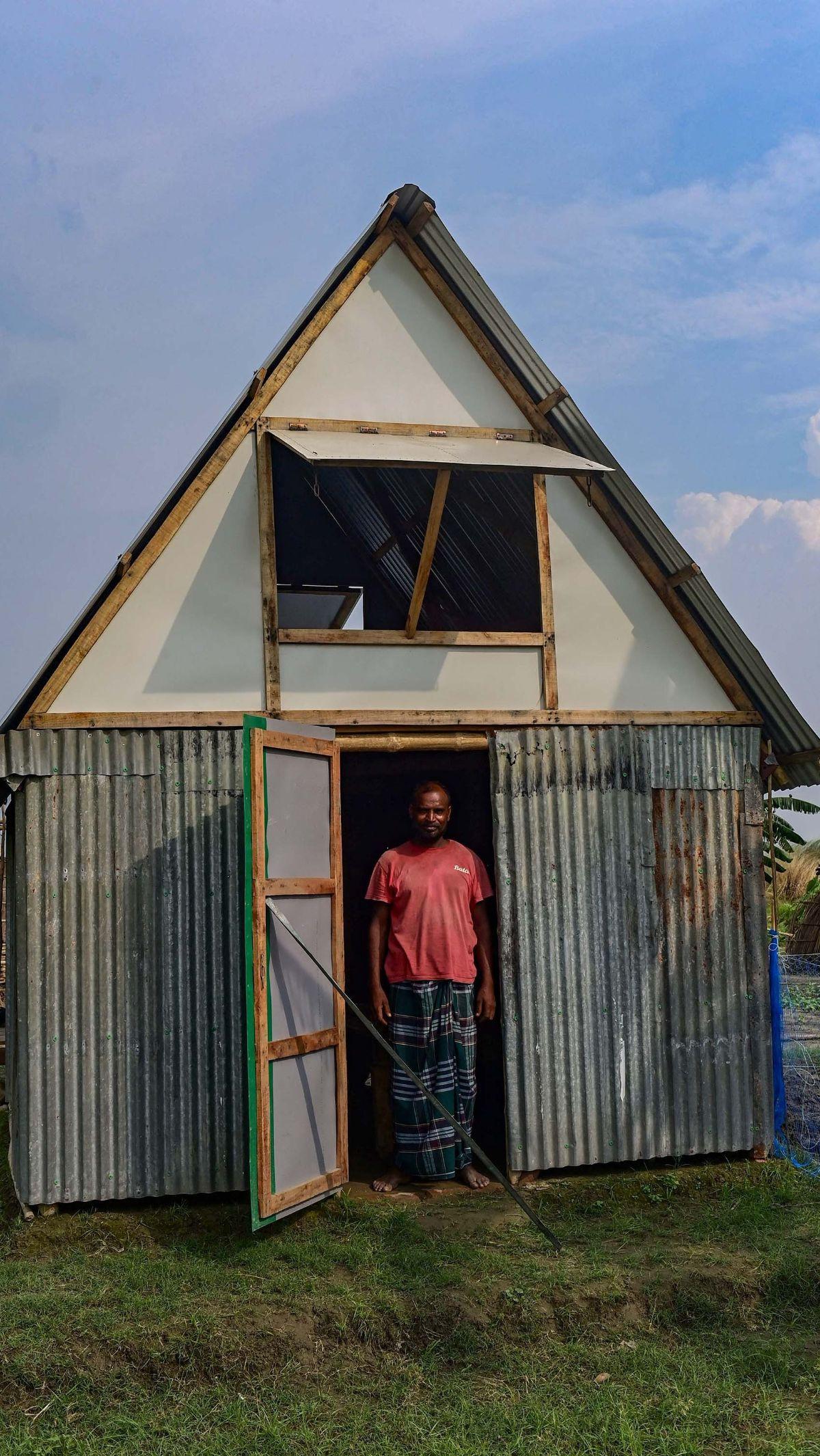 Khudi Bari, yang secara harfiah berarti "rumah kecil" dalam bahasa Bengali, adalah konsep rumah yang dikembangkan oleh seorang arsitek Bangladesh.&nbsp;<br>