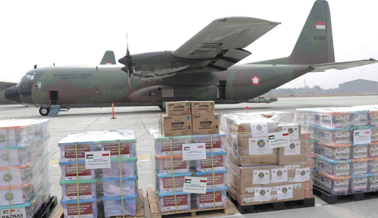 Dalam kesempatan ini, Jokowi didampingi Menteri Pertahanan Prabowo Subianto, Menteri Kesehatan Budi Gunadi Sadikin, Menteri Sekretaris Negara Pratikno. (Liputan6.com/Herman Zakharia)