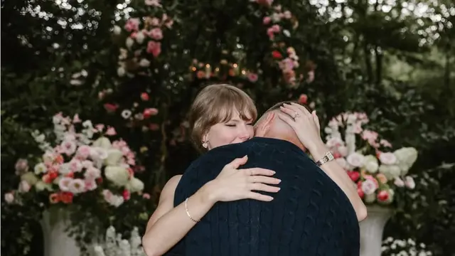 Perhiasaan Taylor Swift saat resmi dilamar Travis Kelce. [@taylorswift]