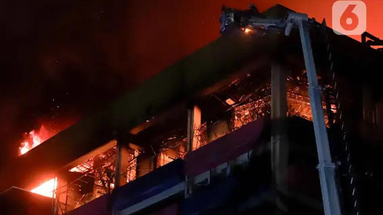 VIDEO: Update Kebakaran Glodok Plaza! Penampakan Pagi ini, Petugas Berjuang Padamkan Api
