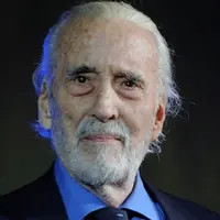 Christopher Lee mulai terkenal perannya sebagai Count Dracula dalam film Dracula. (via edgecastcdn.net)
