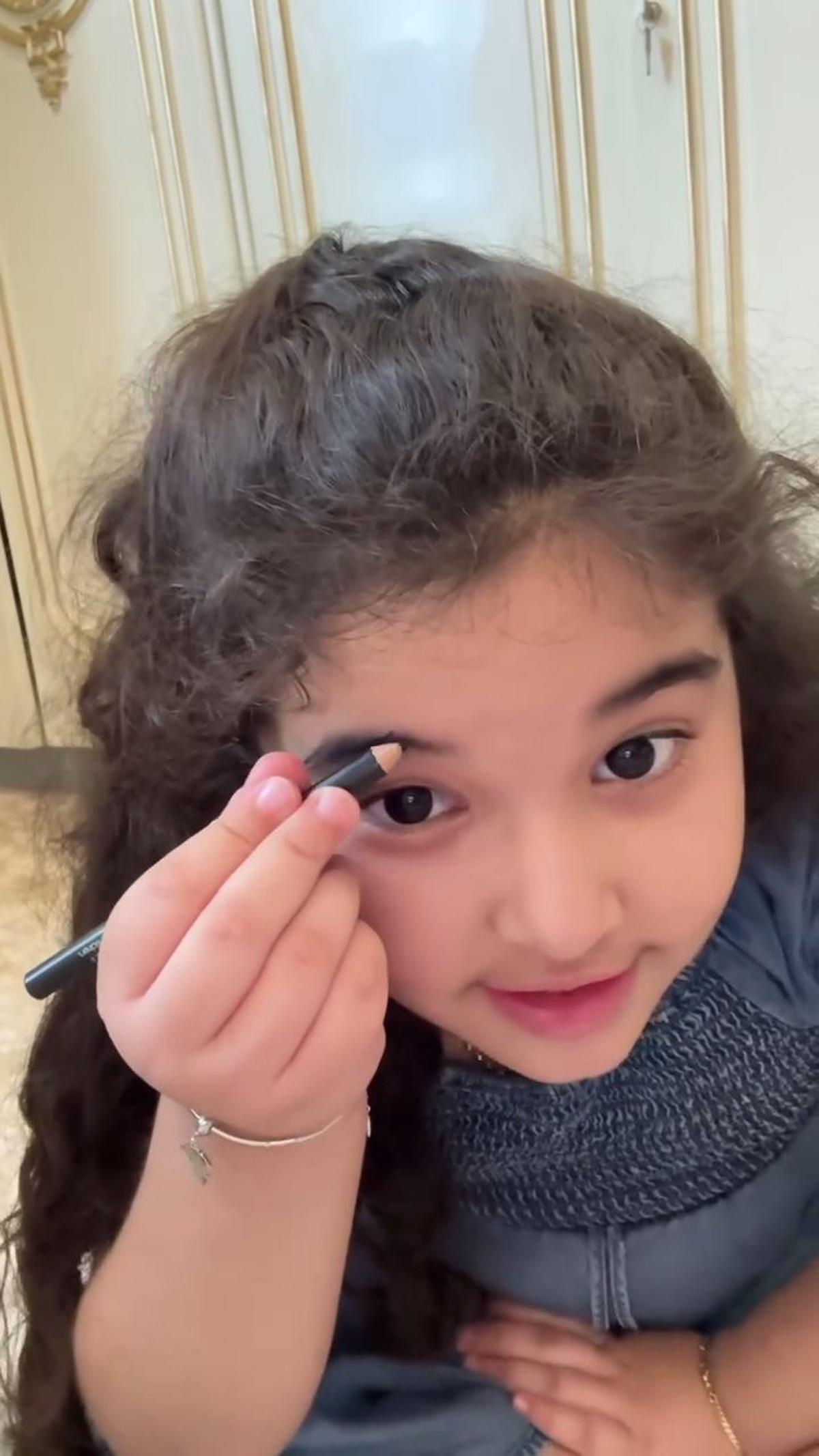 Ayang Anak Tasya Farasya Beri Tutorial Makeup Jadi Princess Aurora, Sudah Jago Tanpa Pakai Cermin