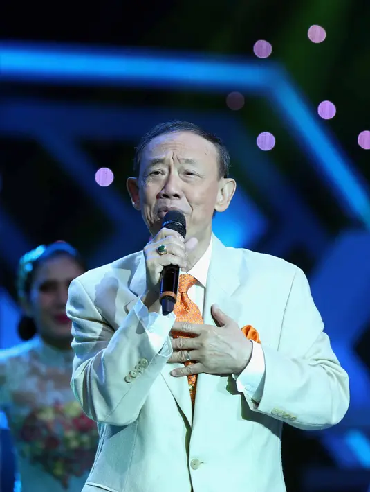 "Aku merasa tersanjung dan terhormat bahwa Indonesia mengingat lagu-laguku. Karna seringnya, lagunya diingat tapi komposernya dilupakan," ucap Jose Mari Chan saat ditemui di Studio 5 Emtek City, Jakarta Barat, Jumat (13/1/2017). (Nurwahyunan/Bintang.com)
