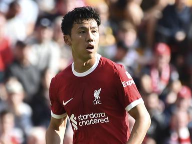 Pemain Liverpool, Wataru Endo saat melakukan debut bersama timnya pada laga pekan kedua Liga Inggris 2023/2024 melawan Bournemouth di Anfield, Liverpool, Sabtu (20/08/2023) malam WIB. (AP Photo/Rui Vieira)