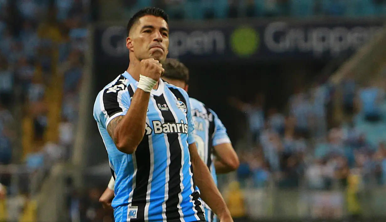 Penyerang Gremio Luis Suarez merayakan gol yang dicetaknya ke gawang Sao Luiz pada ajang Recopa Gaucha di stadion Arena do Gremio di Porto Alegre, Brasil, Selasa (17/1/2023). Hattrick Suarez  membantu Gremio menang telak 4-1. (SILVIO AVILA / AFP)