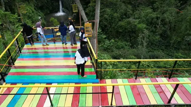 Jembatan spot selfie di obyek wisata Air Terjun Sengkuang yang dibangun oleh Yayasan Erick Thohir. (Istimewa)