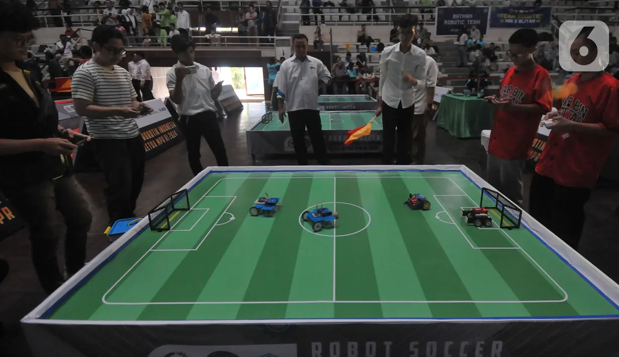 Peserta mengikuti perlombaan kategori soccer dalam Turnamen Robotik Indonesia 2024 di Padepokan Pencak Silat, Taman Mini Indonesia Indah (TMII) Jakarta Jumat (17/5/2024). (merdeka.com/Imam Buhori)