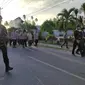 Personel gabungan Polda Gorontalo dan Polres Pohuwato membubarkan aksi unjuk rasa yang berujung anarkis di Pohuwato Gorontalo. (Liputan6.com/ Arfandi Ibrahim)
