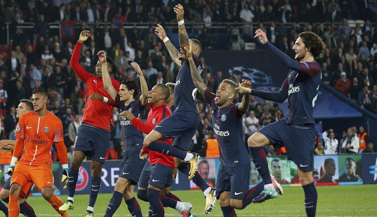 Para pemain PSG merayakan kemenangan atas Bayern Munchen pada laga Liga Champions di Stadion Parc des Princes, Kamis, Rabu (27/9/2017). PSG menang 3-0 atas Bayern Munchen. (AP/Christophe Ena)
