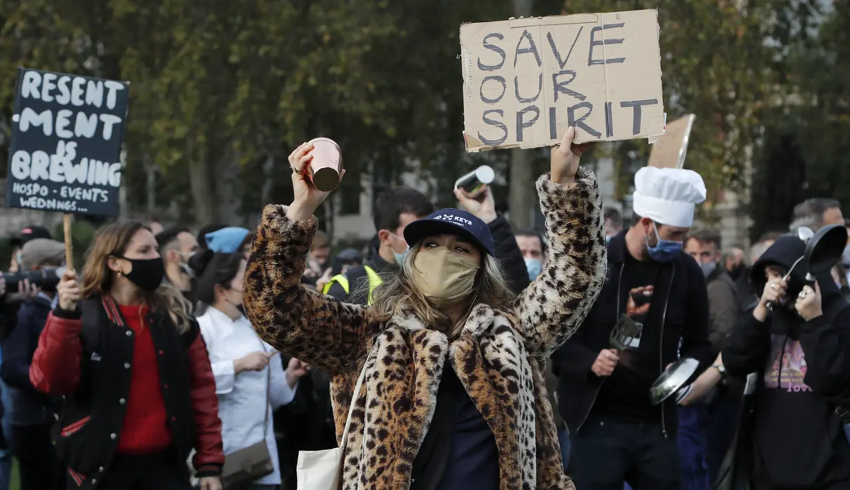 Para pekerja perhotelan melakukan protes di Parliament Square, London, Inggris, Senin (19/10/2020). Para pekerja perhotelan berdemonstrasi di luar Parlemen menentang pembatasan COVID-19 yang lebih ketat dan jumlah dukungan finansial dari pemerintah kepada industri. (AP Photo/Frank Augstein)